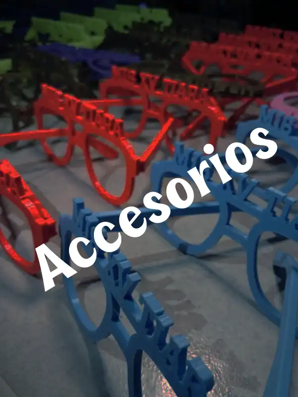 Accesorios personalizados para fiestas incluyendo lentes de Mis quince, gorros, portafotos y vasos estampados.