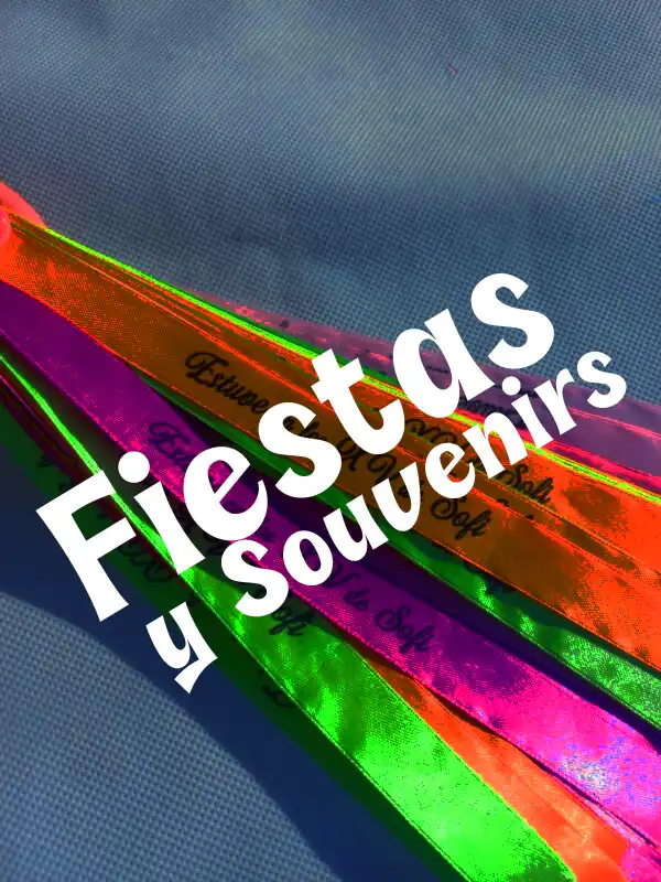 Variedad de artículos de cotillón personalizado incluyendo pulseras impresas y globos para eventos.